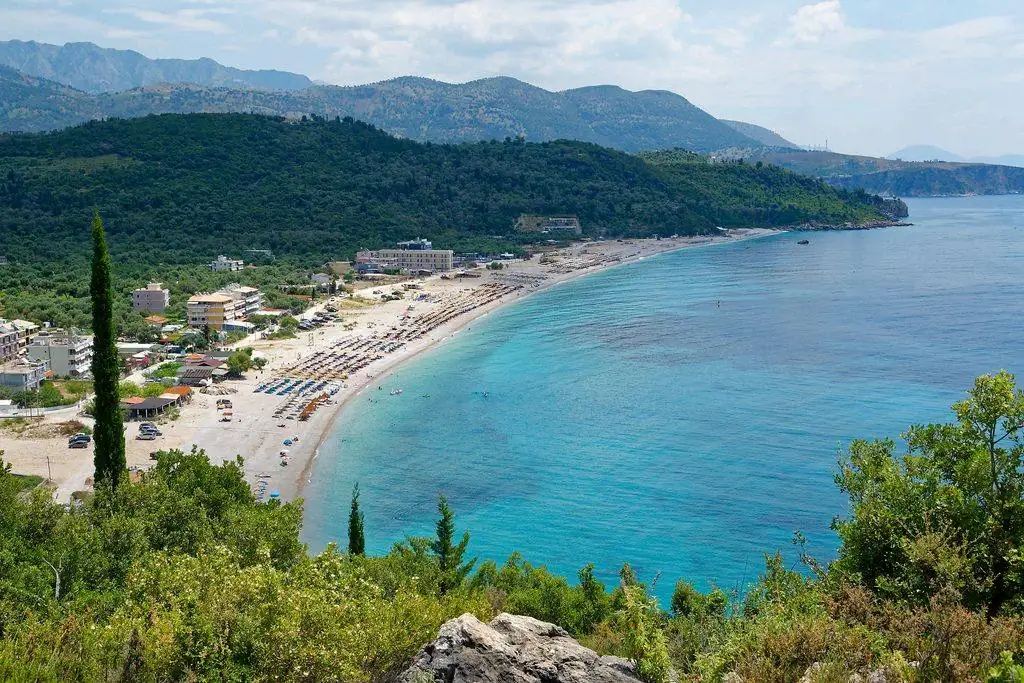 Plage de sable blanc et eaux turquoise de la Riviera Albanaise à Ksamil