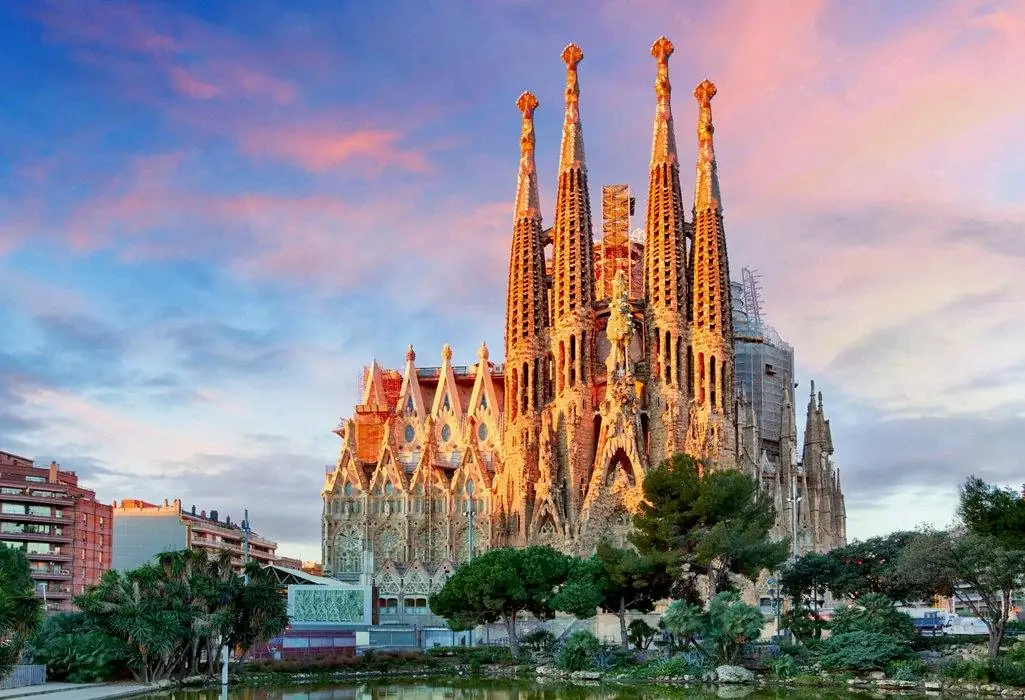 Architecture de Gaudí et rues animées de Barcelone, Espagne