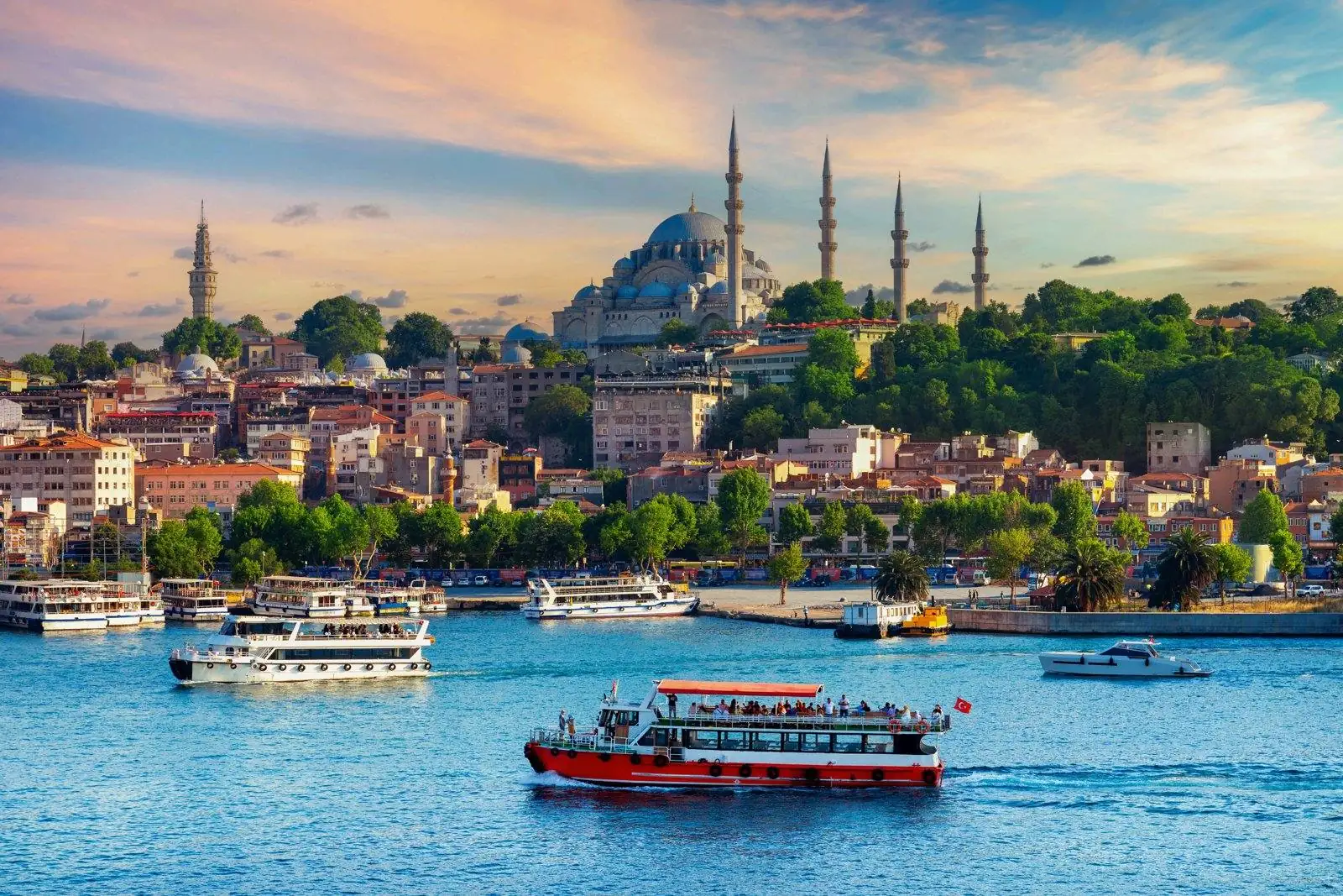 Vue sur la baie et les hôtels balnéaires d'Antalya, Turquie