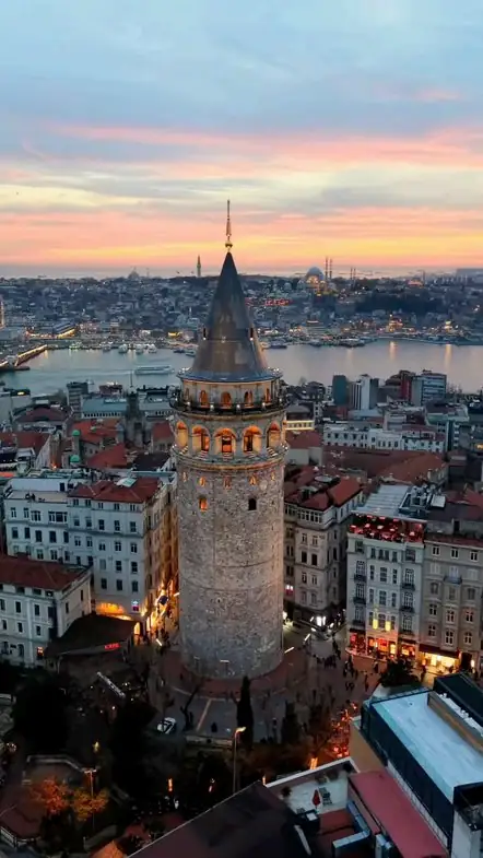 Bosphore et skyline d'Istanbul au coucher du soleil